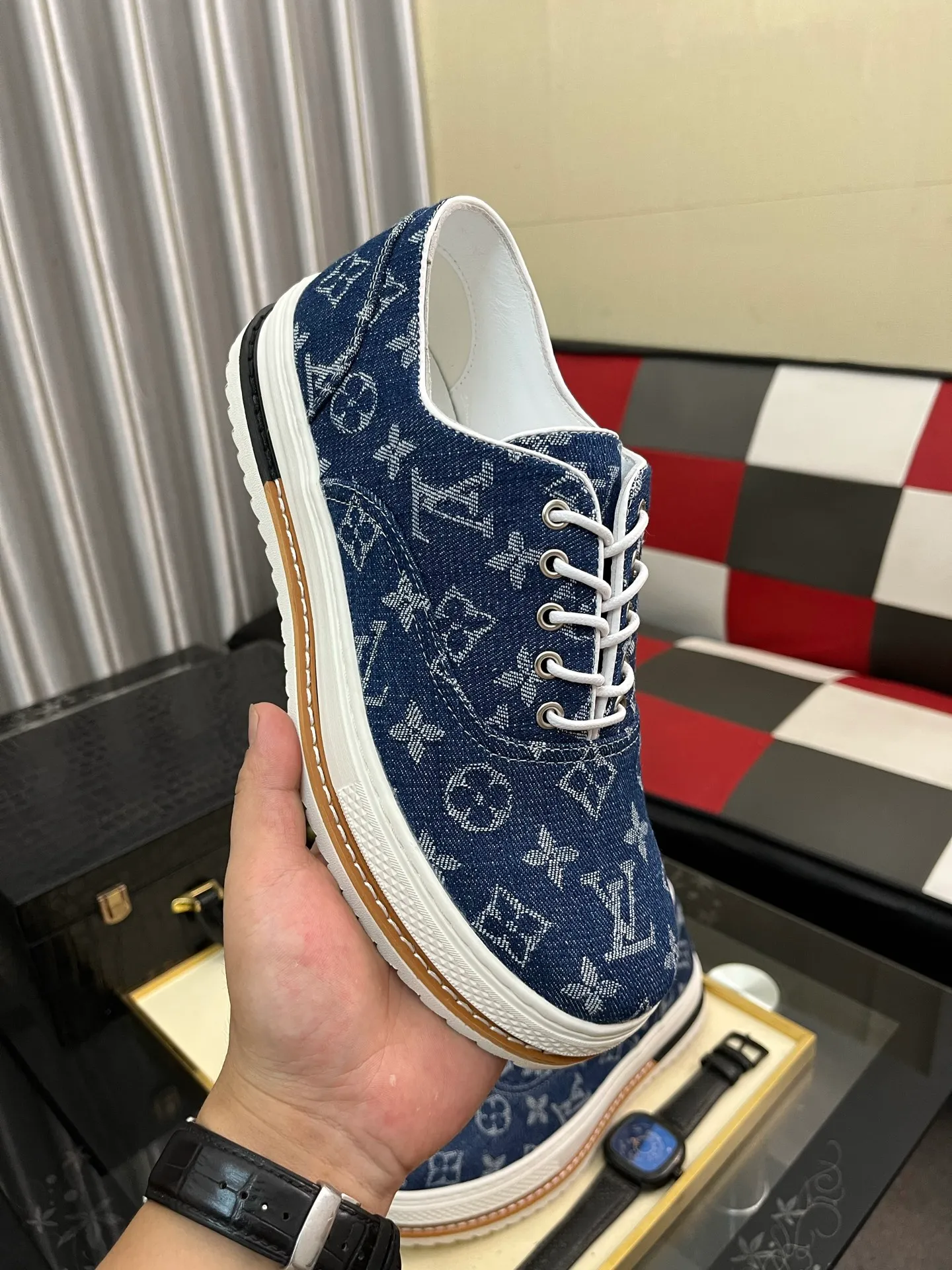 Men's Men's Shoes 💰420⌚️⌚️🇮🇹🇮🇹LV Louis Vuitton. The latest trendy casual shoes are popular in physical stores in sizes 38-44. New spring and summer comfortable imported custom original cowhide, unique jacquard fabric element design. Paired with sheepskin lining, Lv original bottom, [taiyang][taiyang] high-end packaging and high quality💪Details determine the quality, you can enter and leave the counter at will, welcome to compare🇮🇹